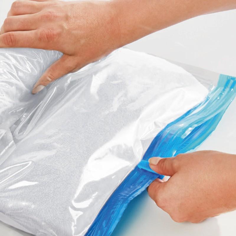 Вакуумные пакеты для хранения одежды, экономящие место. Вакуумные компрессионные пакеты, свернутые вручную.