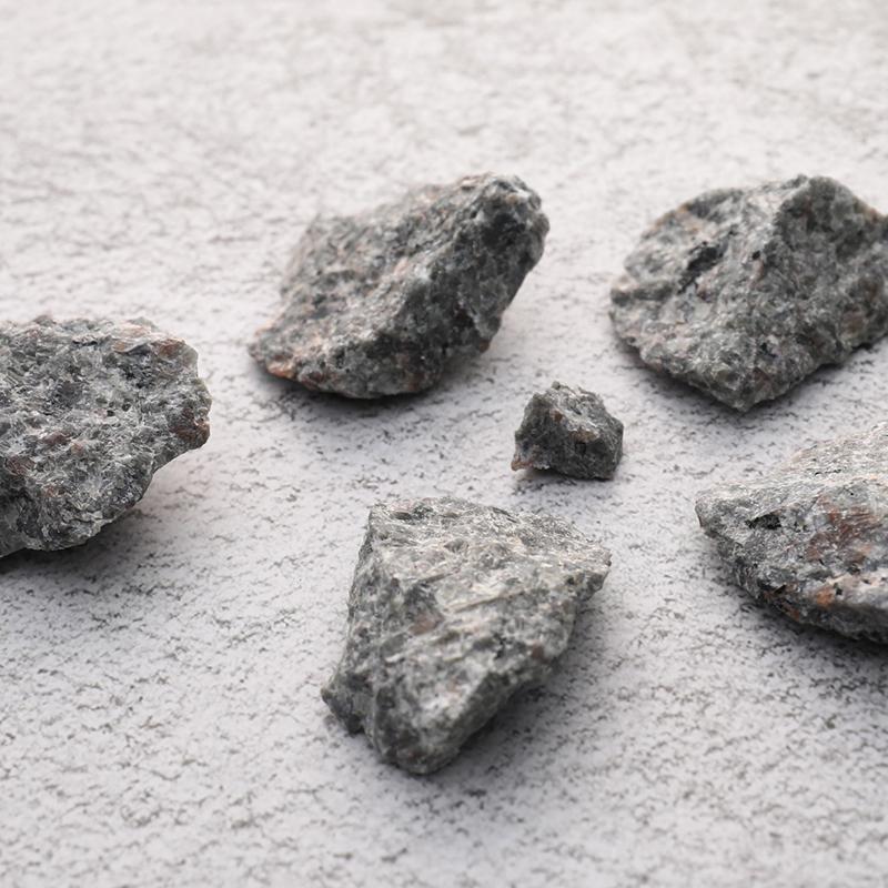 Натуральный пламенный огненный камень Сиенит УФ-флуоресцентный содалит Минерал Грубый кристалл