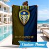 Персонализированное пляжное полотенце из микрофибры с дизайном герба Leeds United и индивидуальным именем, быстросохнущее, идеально подходит для летних путешествий, незаменимо на пляже, для плавания