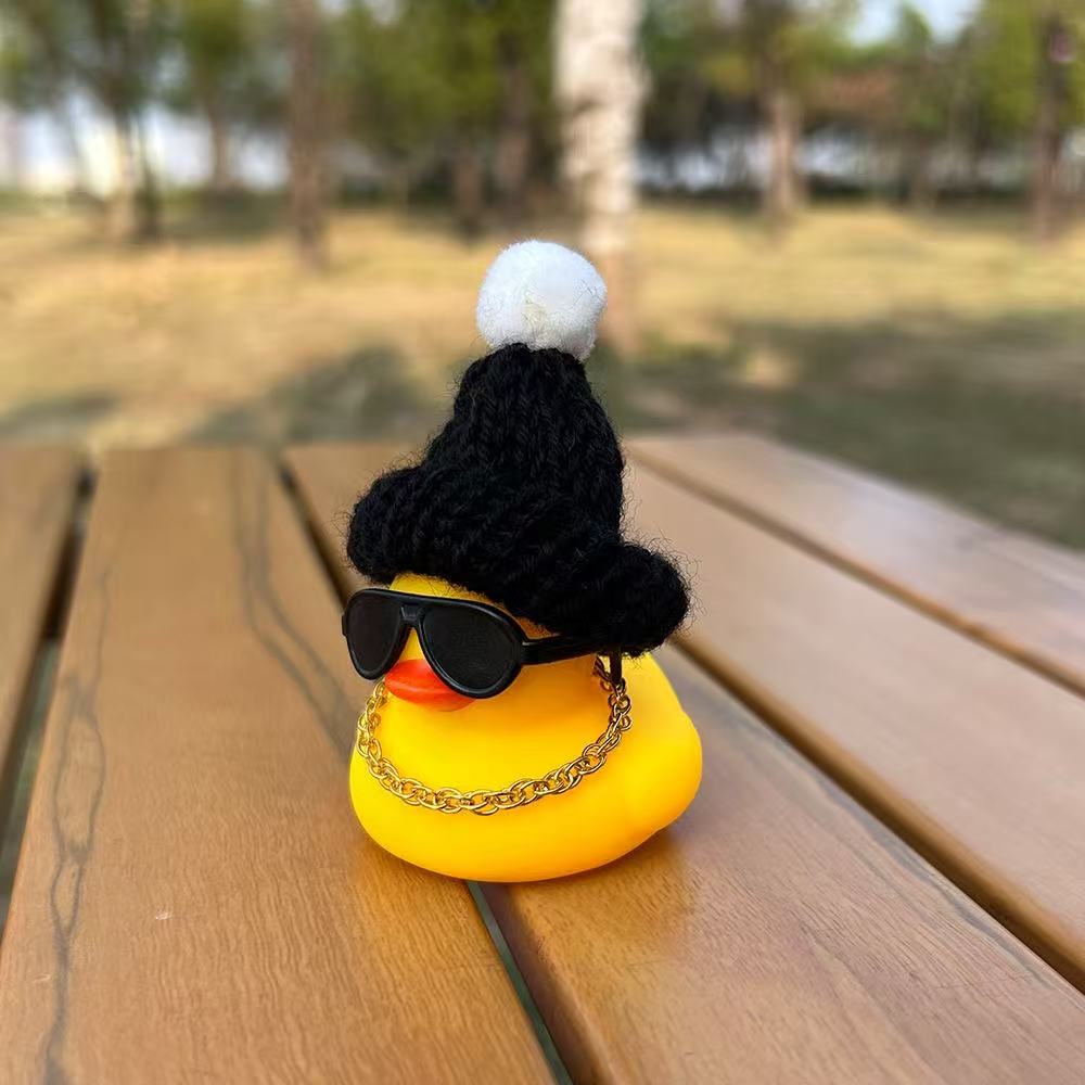 Забавный резиновый утенок для украшения автомобиля в модных солнцезащитных очках, с золотой цепочкой и шляпой - оригинальный аксессуар для приборной панели для украшения салона автомобиля