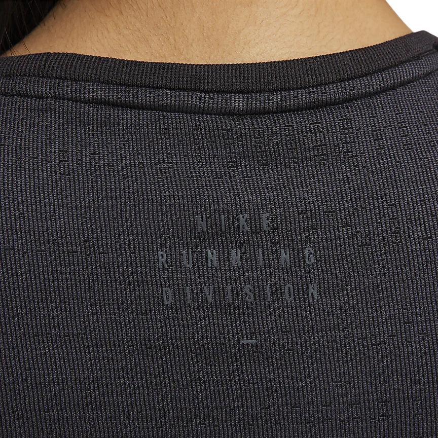 Nike Женские черные футболки с круглым вырезом, умеренного прямого кроя DX0200-015