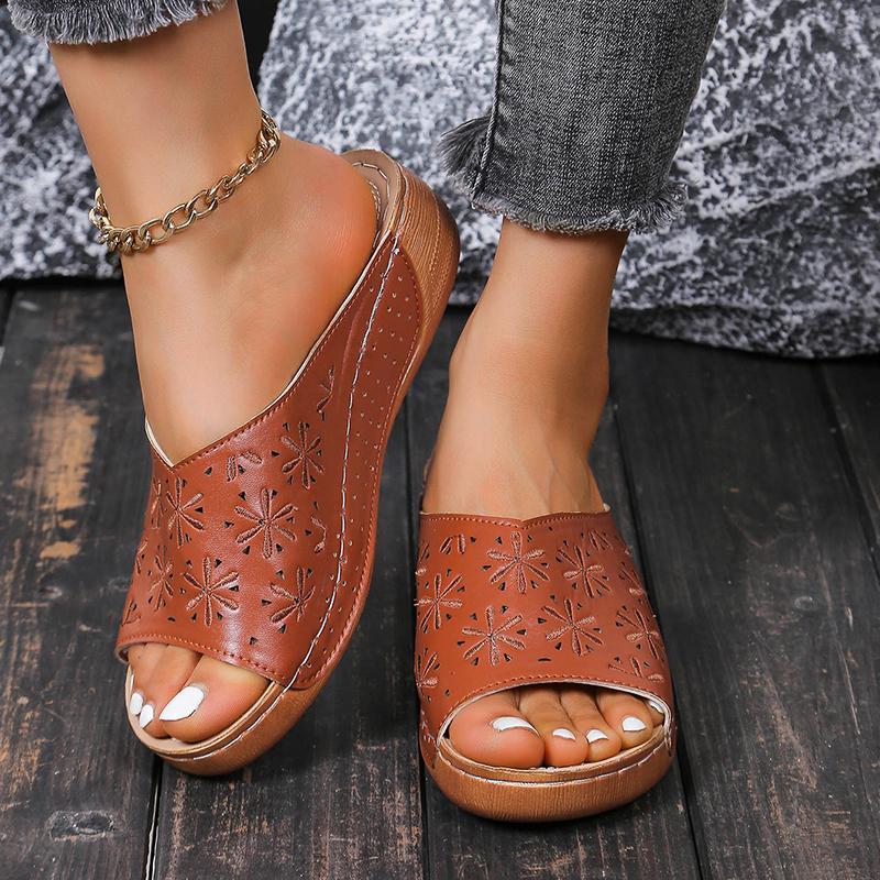 Летние женские тапочки на среднем каблуке, 2024 г., пляжная обувь на платформе с открытым носком, женские уличные нескользящие сандалии на танкетке, легкие повседневные шлепанцы