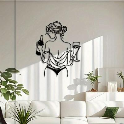 Произведение искусства из металла в стиле ар-деко демонстрирует абстрактное изображение женщины, держащей бокал вина.