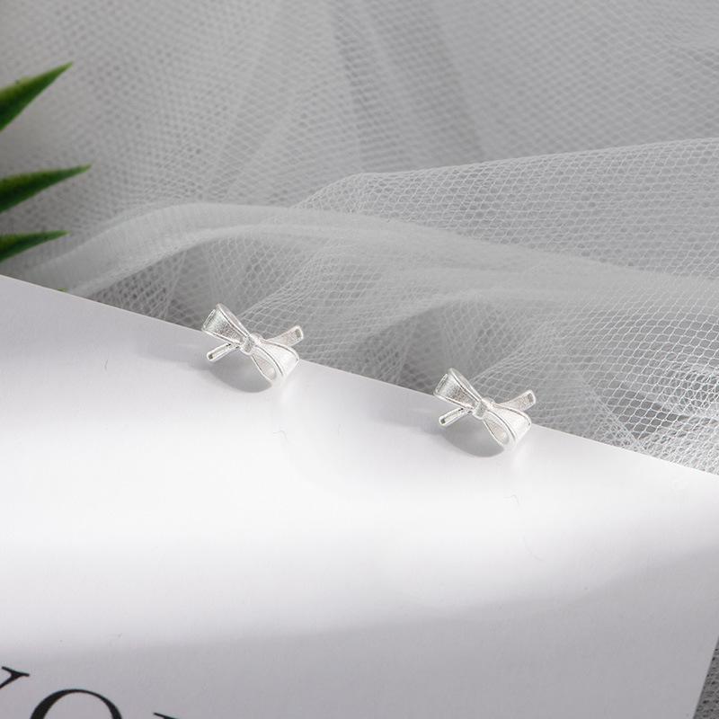 Серьги-гвоздики в форме банта, женские маленькие, свежие и милые полые серьги, темпераментные студенческие корейские аксессуары для нишевого дизайна