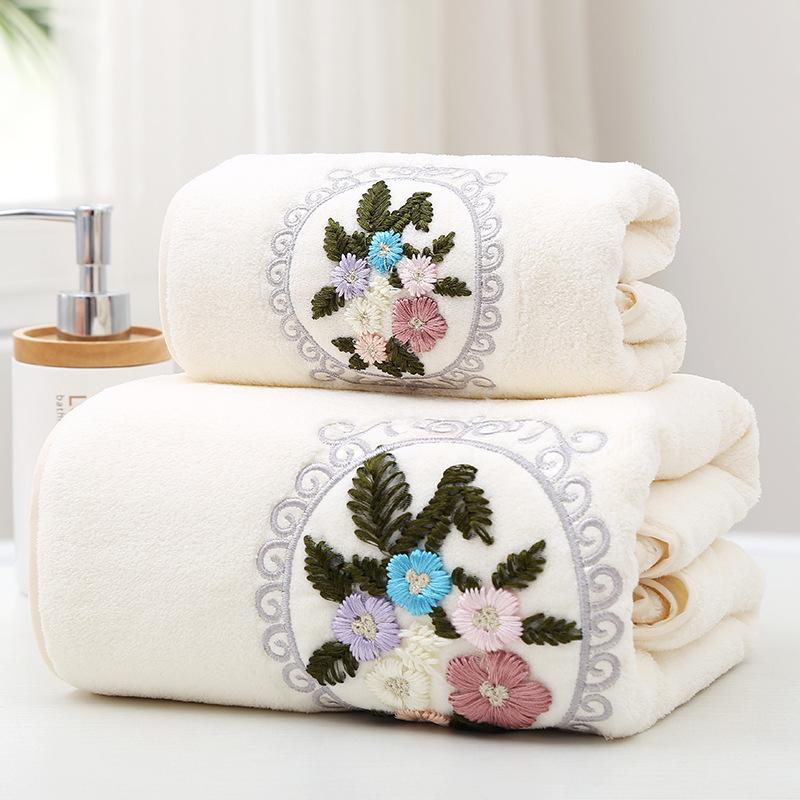 Soft and Absorbent Bath Towel with Embroidered Floral Pattern
