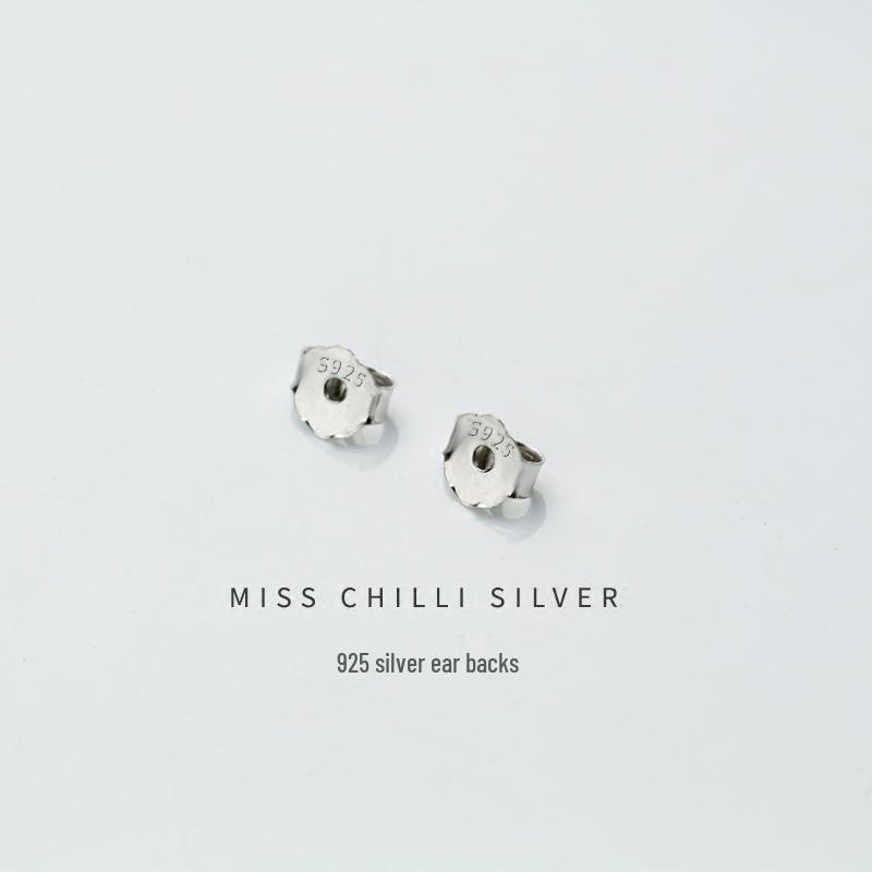 Подарочный набор украшений Higu: Цельная коробка с серебряной полировальной тканью, отделениями для серег, ожерелья и кольца, спиртовыми салфетками, берушами и зеркалом.