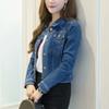 Женская короткая джинсовая куртка слим с отложным воротником, длинным рукавом и застежкой на пуговицы, джинсовая верхняя одежда