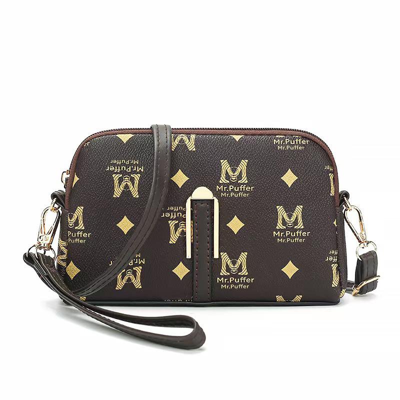 Дама с маленькой квадратной сумкой несет мини-сумку, сумку с монограммой, кошелек для монет для покупок и одноплечевую сумку кроссбоди.