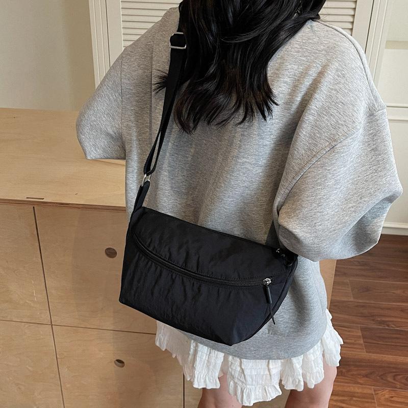 Casual and lightweight nylon cloth bag women's 2025 autumn new simple shoulder bag commuter niche messenger bag