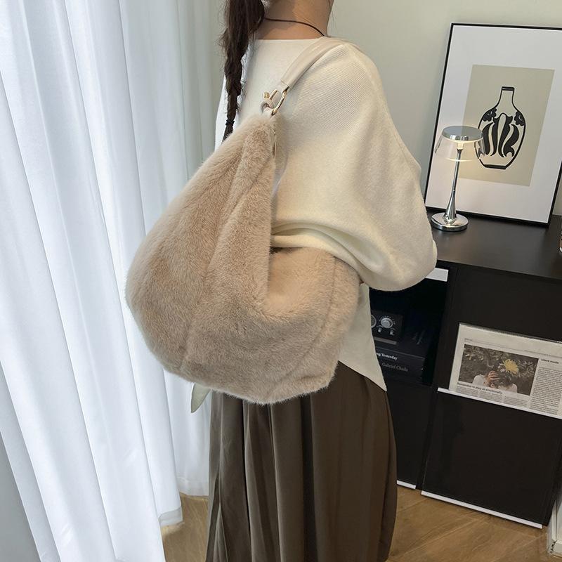 Сумка-тоут MAO MAO — это вместительная ручная сумка, которую можно носить на плече или через плечо.