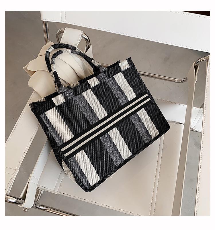 Черно-белая клетчатая сумка-тоут: Универсальная холщовая сумка для работающих женщин с большой вместимостью и стильным дизайном