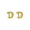 Персонализированный узор Tang Grass Letter D Ear Button Женская мода Золотой темперамент Контрастный цвет Дизайн Украшение для ушей
