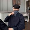 Мужской свитер пуловер свободного кроя в корейском стиле с высоким воротником и эффектом двухслойности - Тренд начала осени