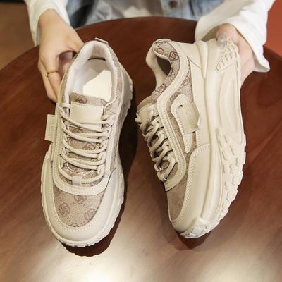 Ретро кроссовки для женщин 2025 новые с цветочной вышивкой легкие повседневные туфли популярные на толстой подошве повседневные на мягкой подошве спортивные туфли