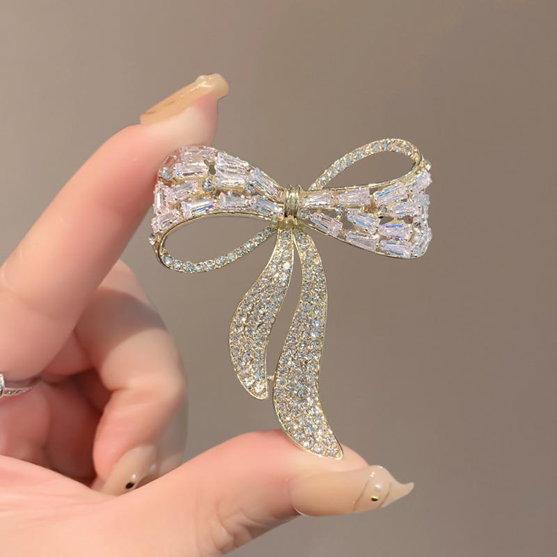 Брошь-бант Высококлассная и нишевая бутоньерка Женская элегантность Универсальный букет Брошь для костюма/пальто