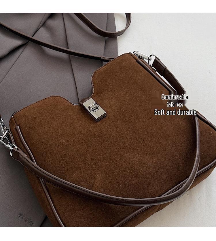 Винтажная матовая минималистичная сумка кроссбоди на плечо большой вместимости 2025