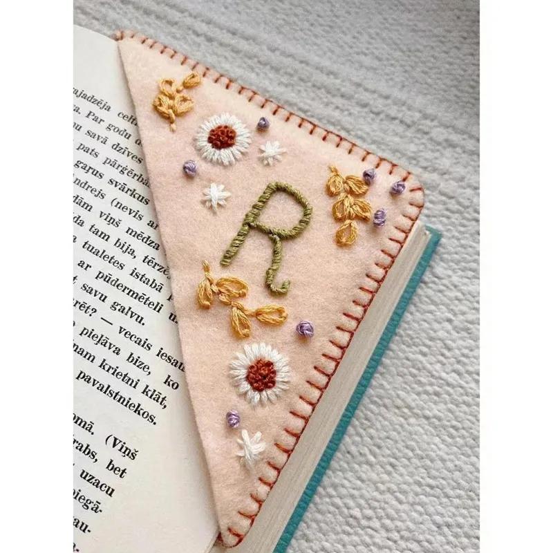 Personalized Hand Embroidered Corner Bookmarks Felt Triangle Markers Bookmarks Gifts For Reading Lovers YLE049