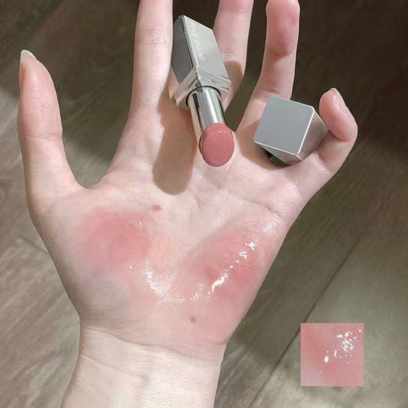 Увлажняющий бальзам для губ Chic Glow: Коллекция Dewy Nude