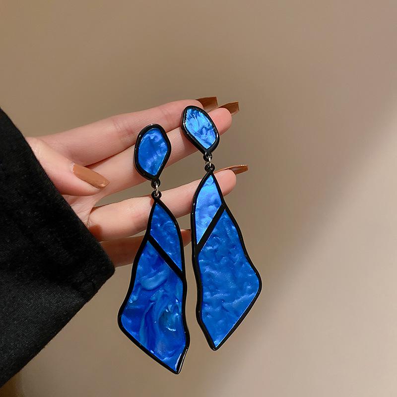 Серебряные игольчатые синие металлические серьги неправильной формы - морщинистые, легкие, роскошные, высококачественные, подчеркивающие темперамент и индивидуальность аксессуары