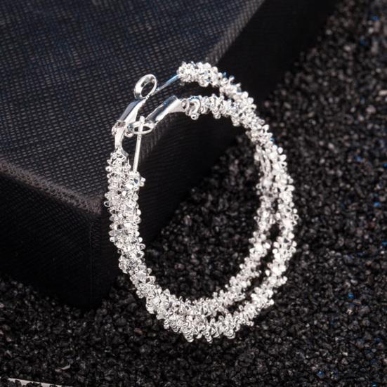 Производители ювелирных украшений поставляют круглые женские серьги