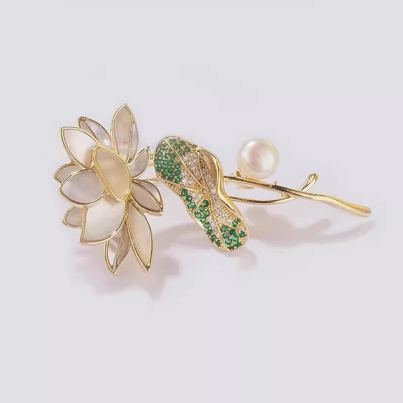 Moonlit Lotus Pond Brooch, Elegant Imitation Mother-of-pearl Lotus Leaf and Lotus Flower Brooch, Exquisite Suit Corsage