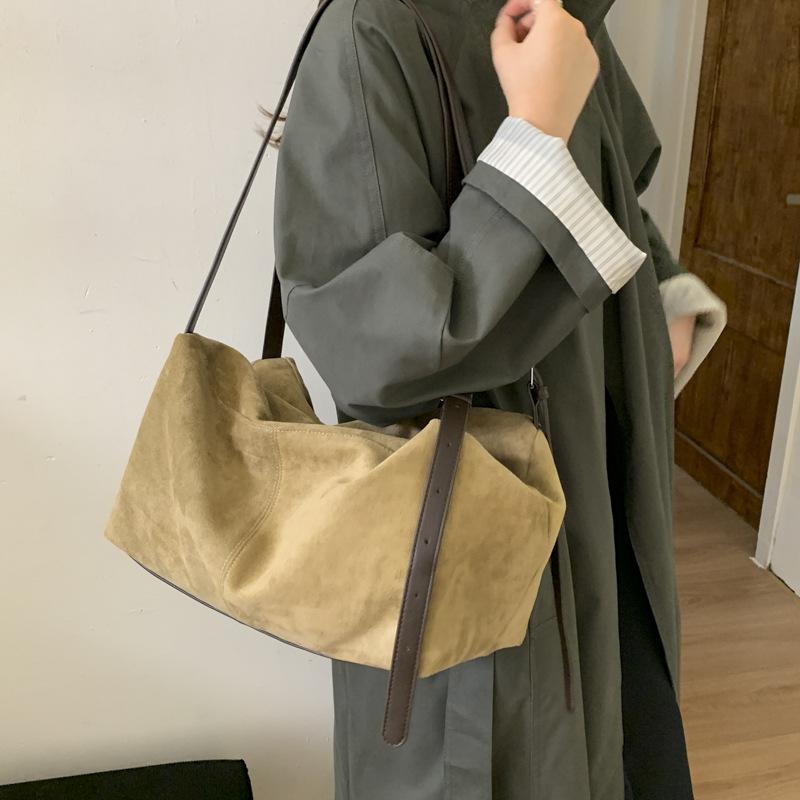 Нишевый высококлассный осенне-зимний замшевый рабочий портфель для поездок на работу 2025 новая ленивая сумка на плечо/подмышку, сумка-тоут