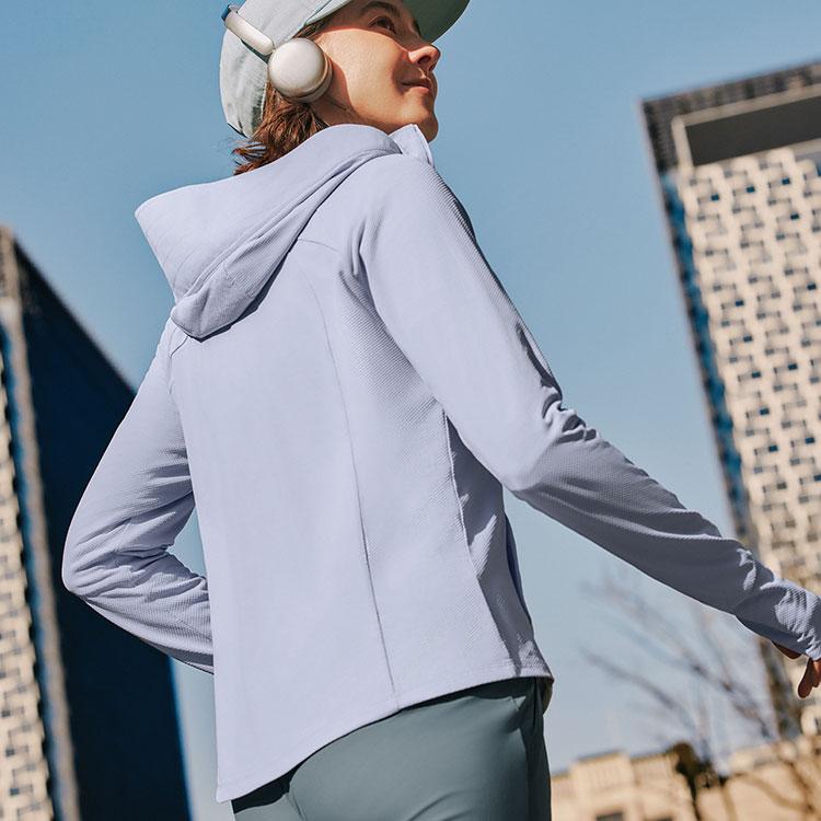 Skechers Спортивная куртка с капюшоном, легкая, облегающая, с защитой от УФ-излучения, быстросохнущая, женская, цвет Ксенон-синий P225W123-0356