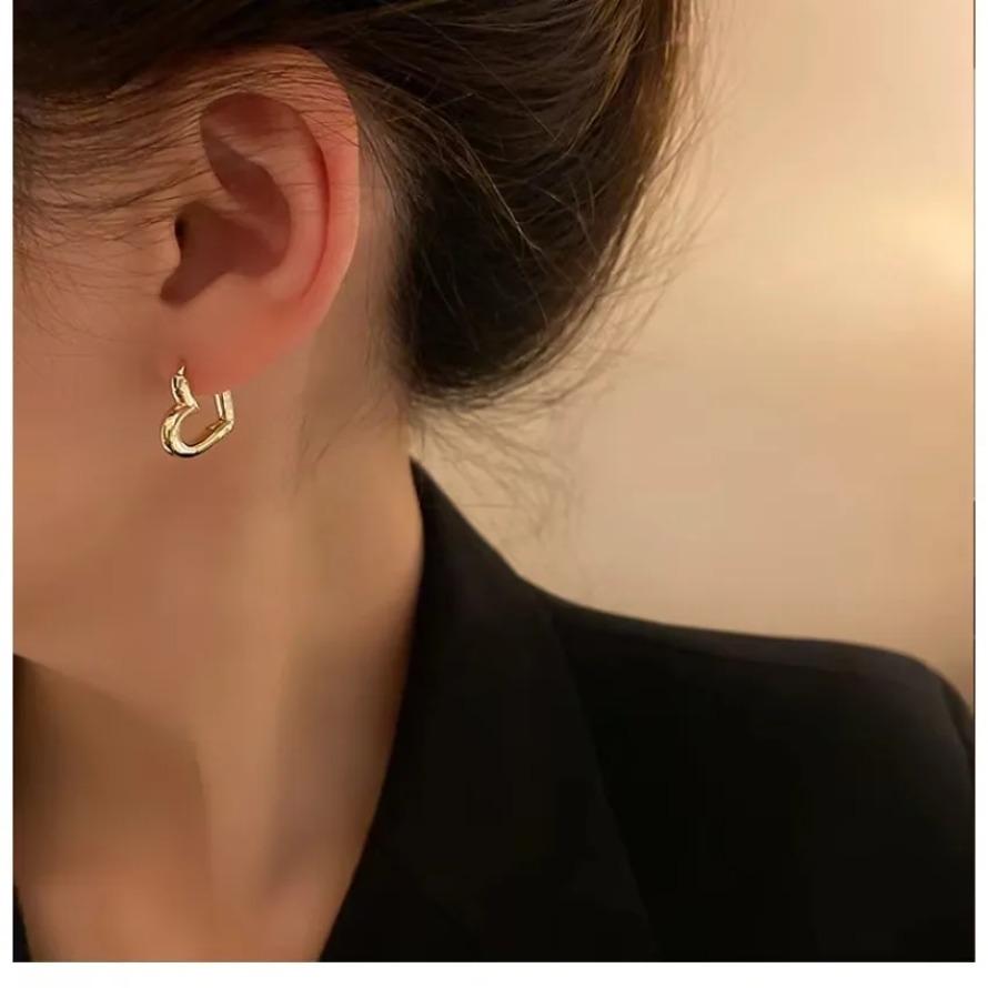 1 пара простых сережек-колец с полым сердцем серебристого цвета для женщин, модный кафф для ушей нового бренда, пирсинг, винтажные серьги, подарок