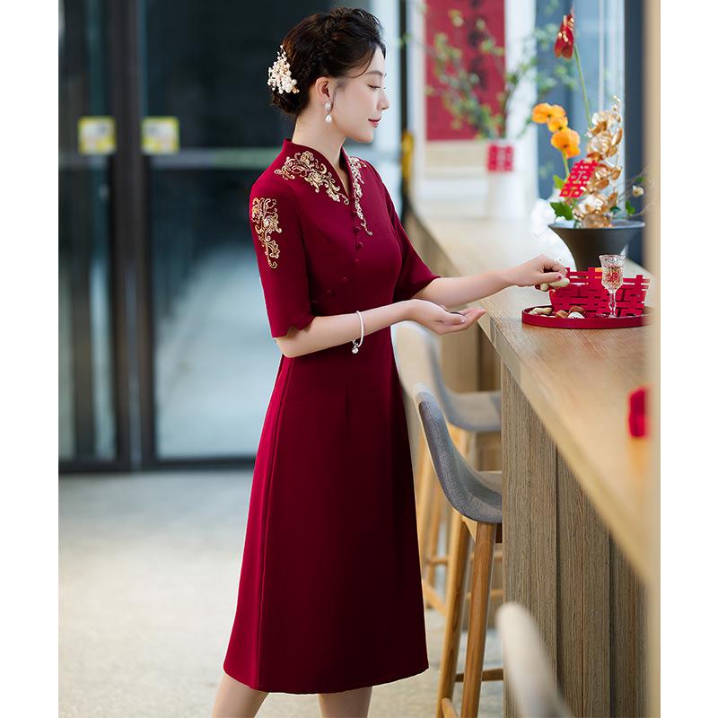 Платье для матери невесты цвета красного вина 2025 года для свадебного банкета