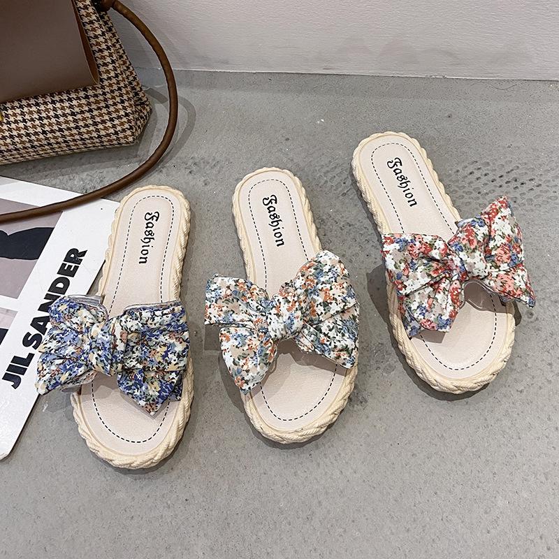 Новые женские тапочки, сандалии и тапочки Цветочные банты Универсальная верхняя одежда Пляжные шлепанцы с плоской подошвой Модные универсальные шлепанцы
