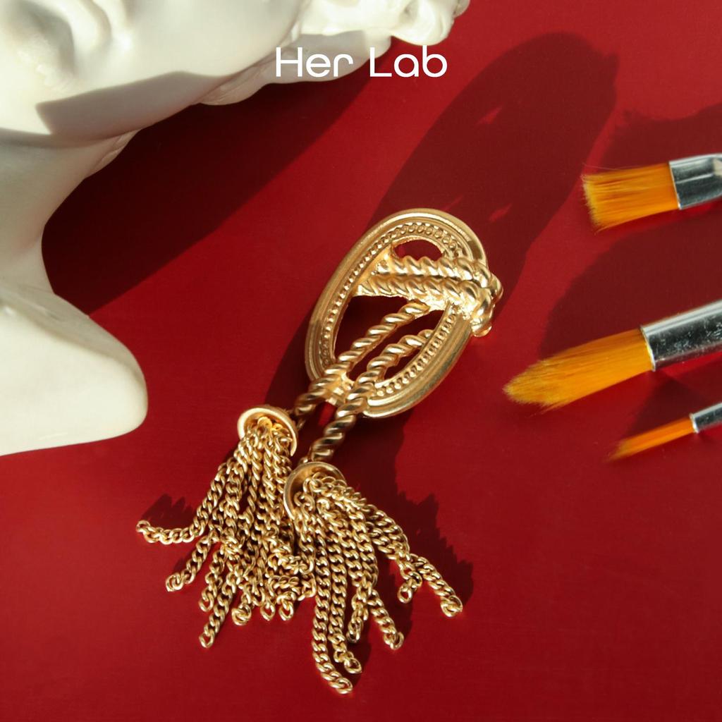 Her Lab | Матовая золотая брошь с кисточкой в ​​винтажном стиле, ремесленная булавка, изысканная нежная плетеная художественная брошь в стиле барокко, женские аксессуары, подарок на день рождения лучшему другу