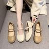 Французские ножки показывают маленькие туфли-лодочки, женские туфли на низком каблуке, весенние новые туфли с мелким вырезом и юбкой, маленькие кожаные туфли женские