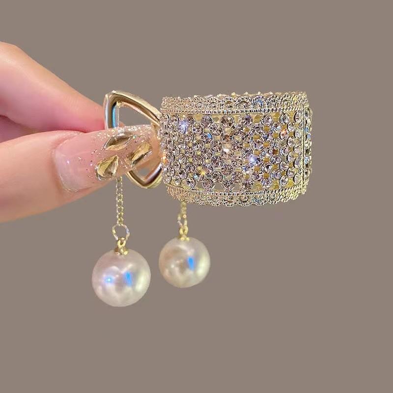 Красная роза, жемчуг, кисточка, маленькая заколка в виде когтей, верхняя заколка с половинным пирсингом, высокая заколка для хвоста, заколка в виде когтей белого лотоса