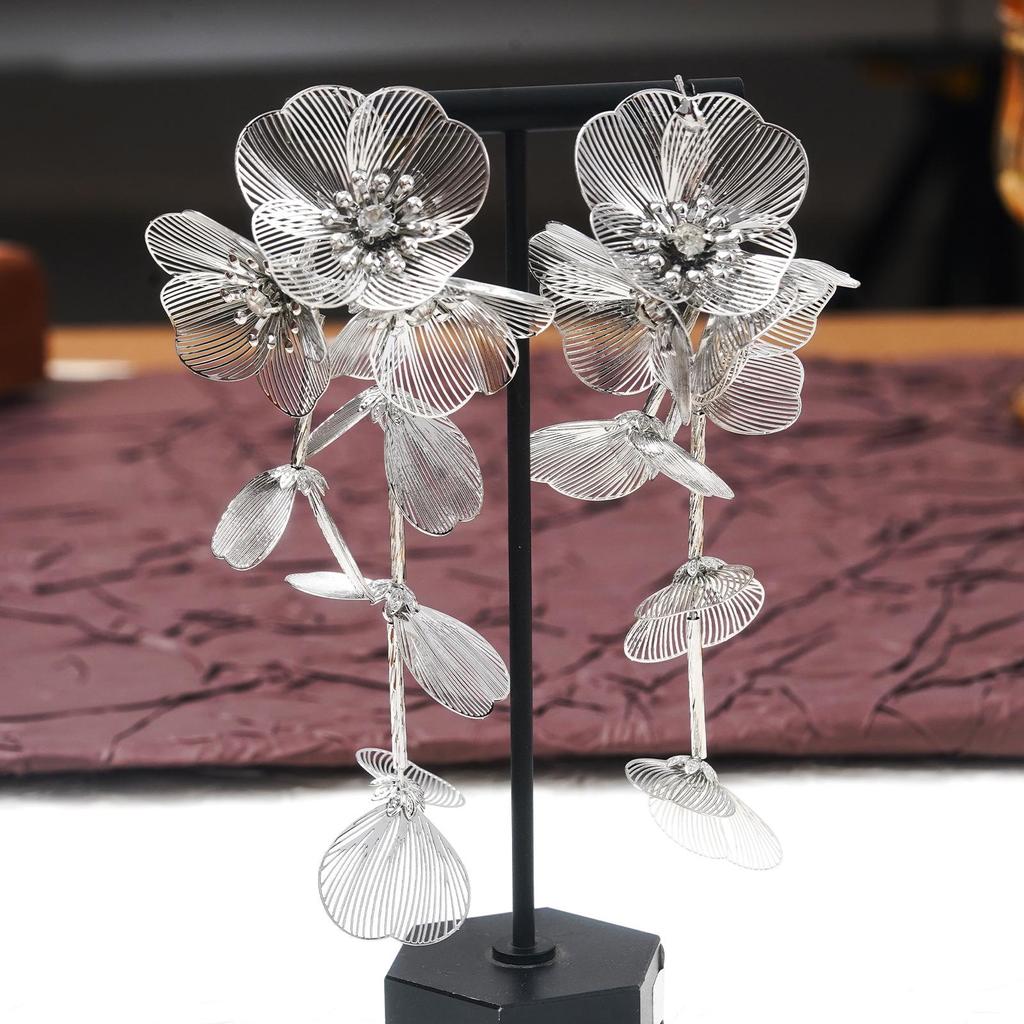 Серебряные серьги-кисточки с кристаллами в виде рыбьего хвоста: Преувеличенный дизайн цветка для стильного вида.