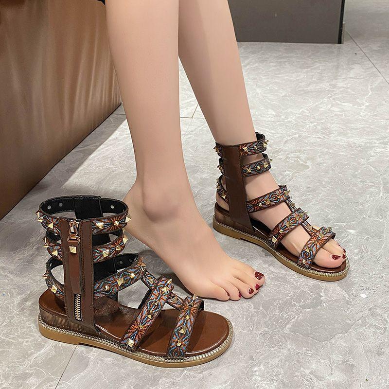 Модная летняя обувь для женщин 2024 года, новые римские сандалии с открытым носком и заклепками на плоской подошве, женские сандалии на открытом воздухе с тотемом и молнией, повседневные женские сандалии