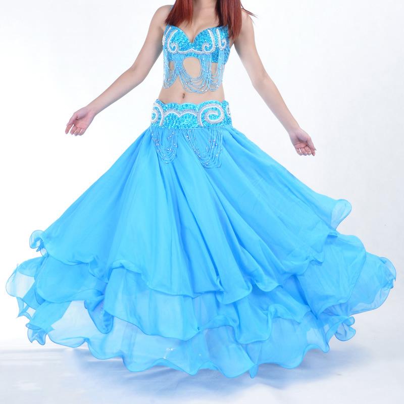 Сцена для выступления танцовщицы в закрученной юбке для танца живота