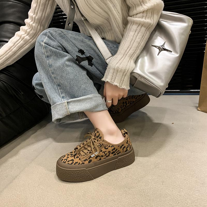 Модные осенние женские туфли из вулканизированной кожи с круглым носком, женские кроссовки на низком каблуке со шнуровкой, уличные нескользящие туфли на платформе с низким верхом