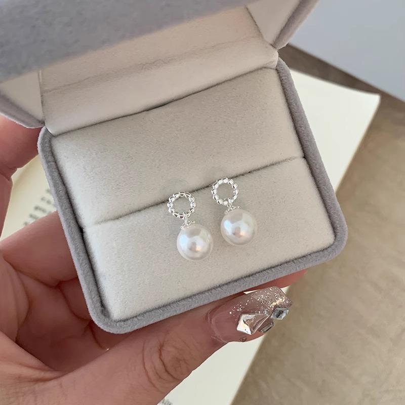 Геометрические французские серьги-гвоздики с имитацией жемчуга, женские легкие роскошные серьги Ins Cold Wind, нишевые серьги Temperament Circle Commuter Jewelry