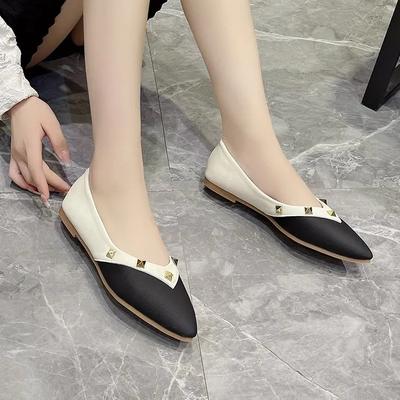 Весенние женские туфли с заклепками Летние туфли-лодочки с острым носком Туфли-лодочки Простые яркие туфли из искусственной кожи на плоской подошве для женщин