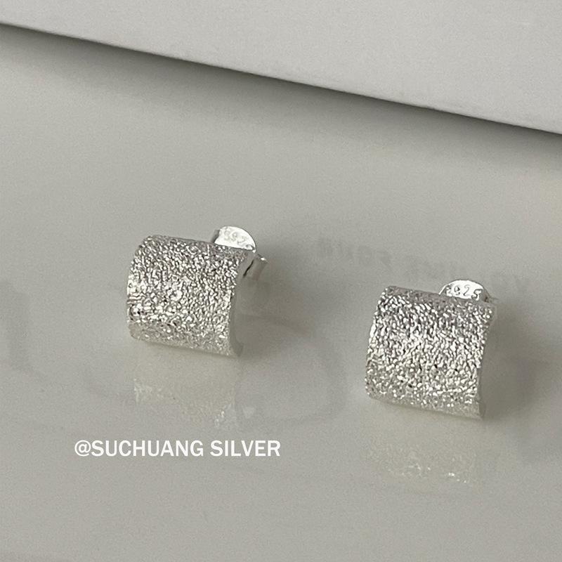 Серьги-пусеты Su Chuang S925 из стерлингового серебра, матовые, квадратные - Высококлассный дизайн для женщин, стиль легкой роскоши.