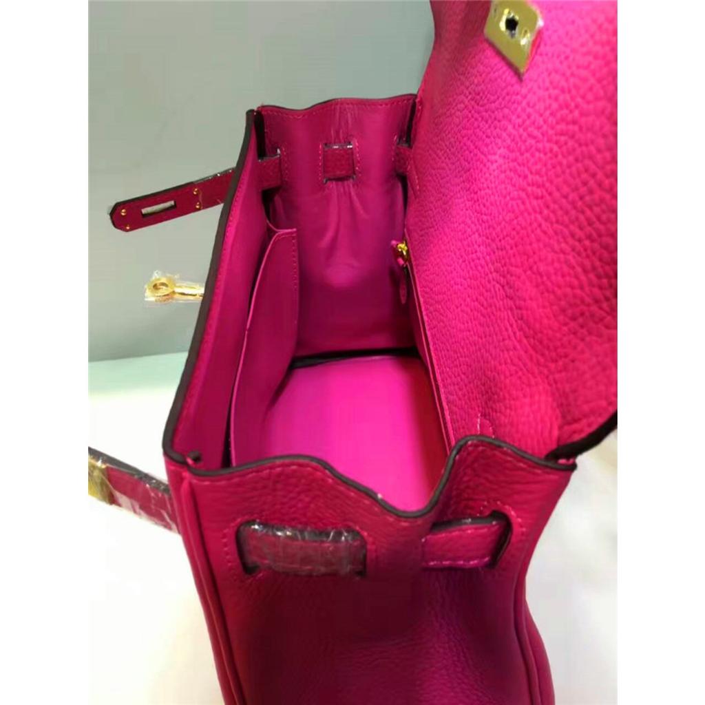 Келли обертывает верхний слой модной сумки-тоут из фактурной коровьей кожи, которую можно носить на плече или через плечо