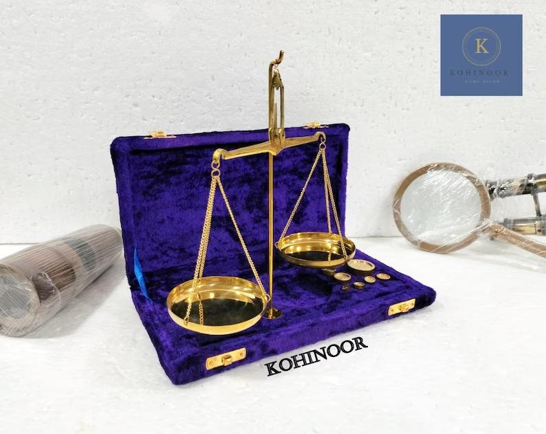 Латунные аптекарские весы с бархатным футляром: Декор в винтажном стиле