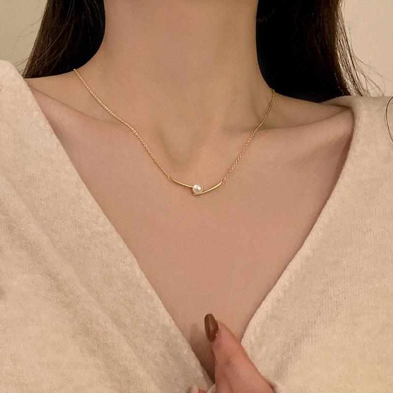 Gold Pearl Pendant Clavicle Necklace for Women - Elegant Choker Design