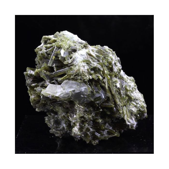 Pierres et Minéraux. Quartz, Epidote, Byssolite. 213.5 ct. Chamrousse, Belledonne, Isère, France..