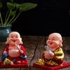 Солнечная статуэтка священника с кивающей головой Дубовое украшение в виде рыбы Дополнительное пластиковое изделие Для дисплея в автомобиле Иначе для настольного дисплея