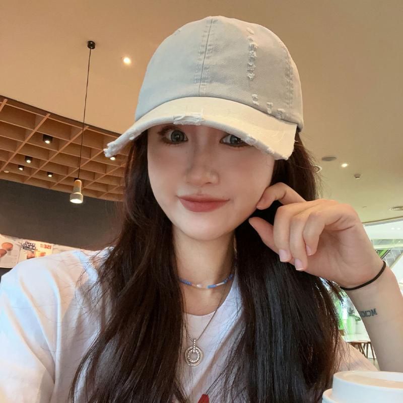 Бейсболка из хлопка в американском стиле с вышитыми буквами в минималистском стиле