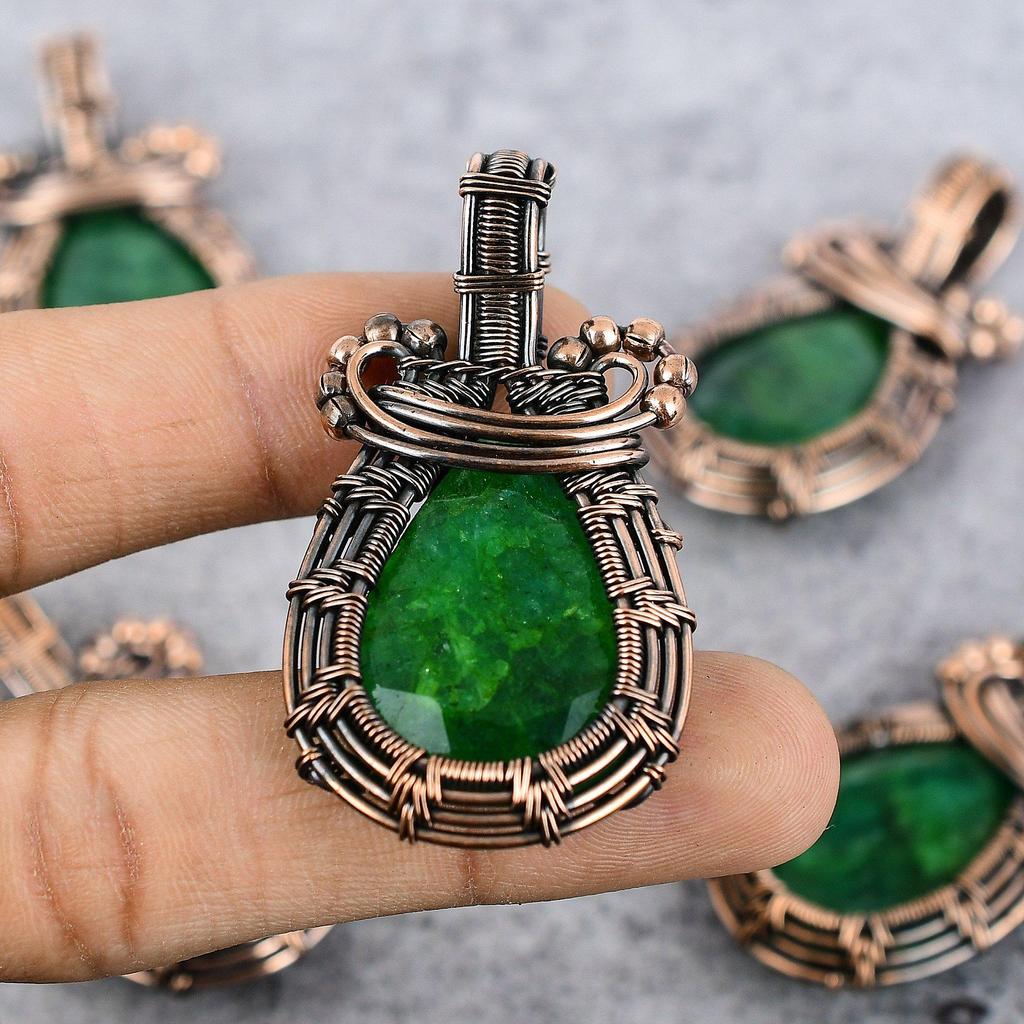 Изумрудный драгоценный камень Чистая медная проволока Обертывание Ювелирная подвеска ручной работы