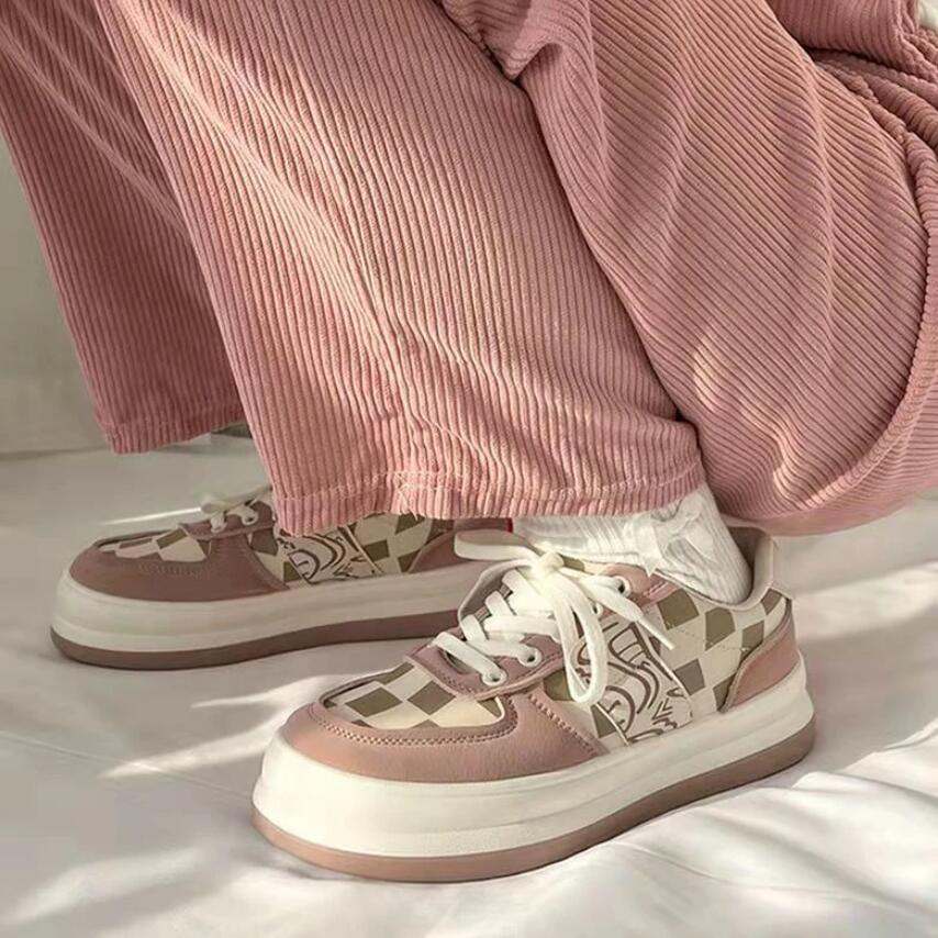 2024 Кроссовки на платформе Модные новые женские кроссовки с шахматным узором Осенние студенческие повседневные туфли для повседневной носки Женская обувь