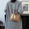 Портативная сумка для поездок на работу, женская новая модная корейская сумка-тоут 2025 года, премиальная сумка-мессенджер в иностранном стиле, сумка-ведро на плечо.