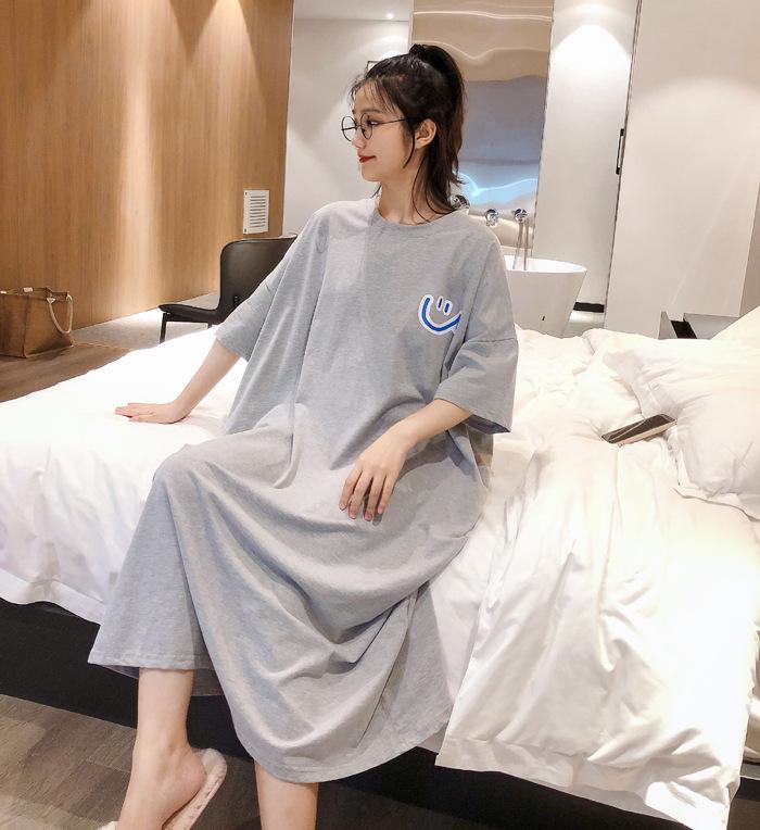 Женская летняя ночная сорочка со смайликом - Свободный крой, Большой размер, Короткий рукав, Длина до колена, Идеально подходит для беременных женщин